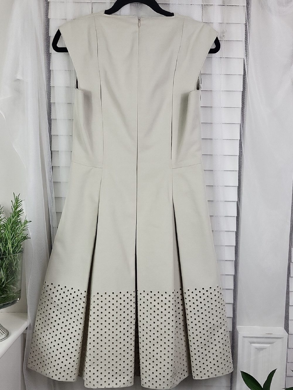 Akris Cream Laser-Cut Midi Dress with Tassel Zip. Size 6 - Picture 12 of 16
